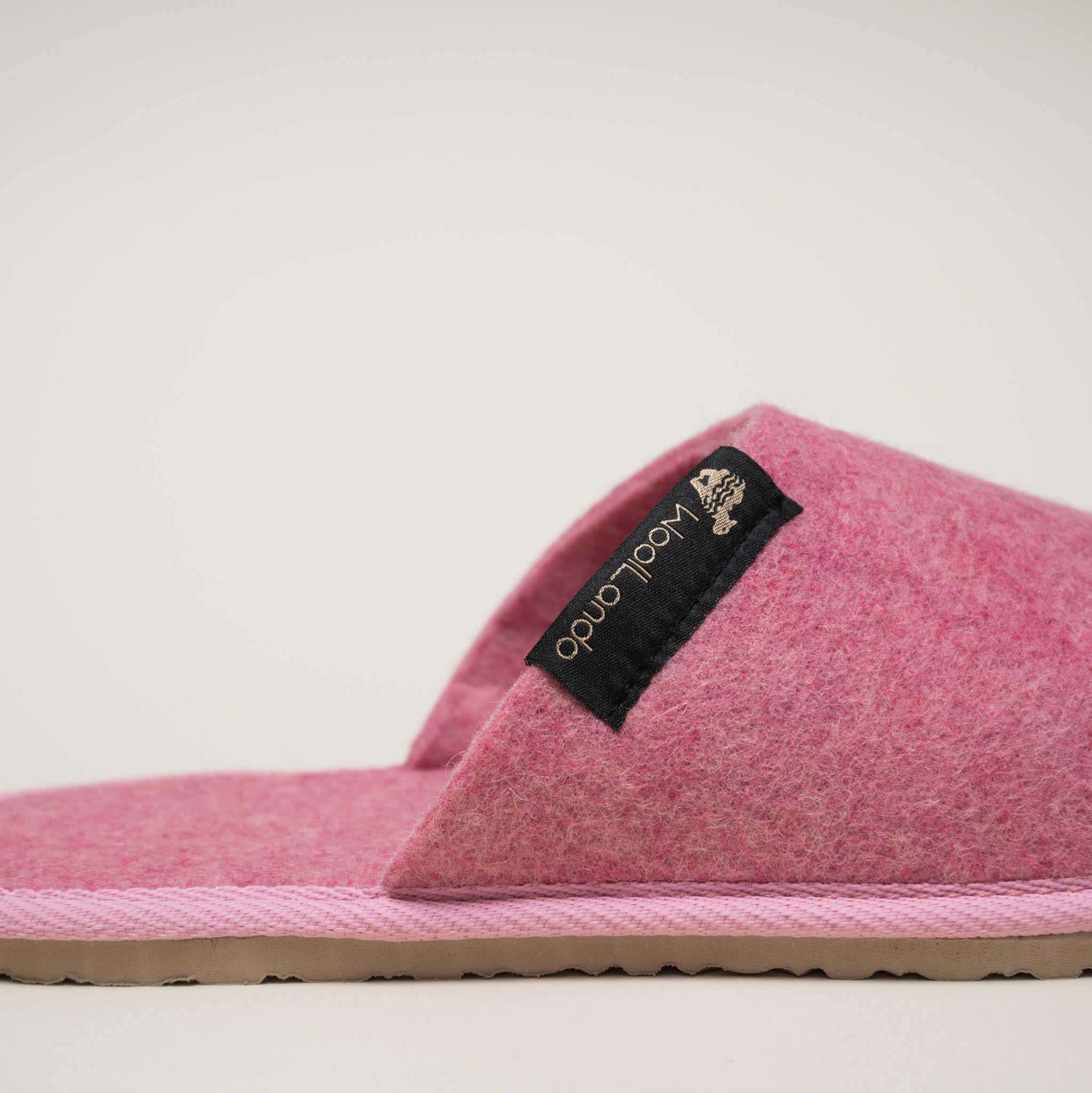 Woolland reljeefsed naturaalsest villast vilditud sussid PINK