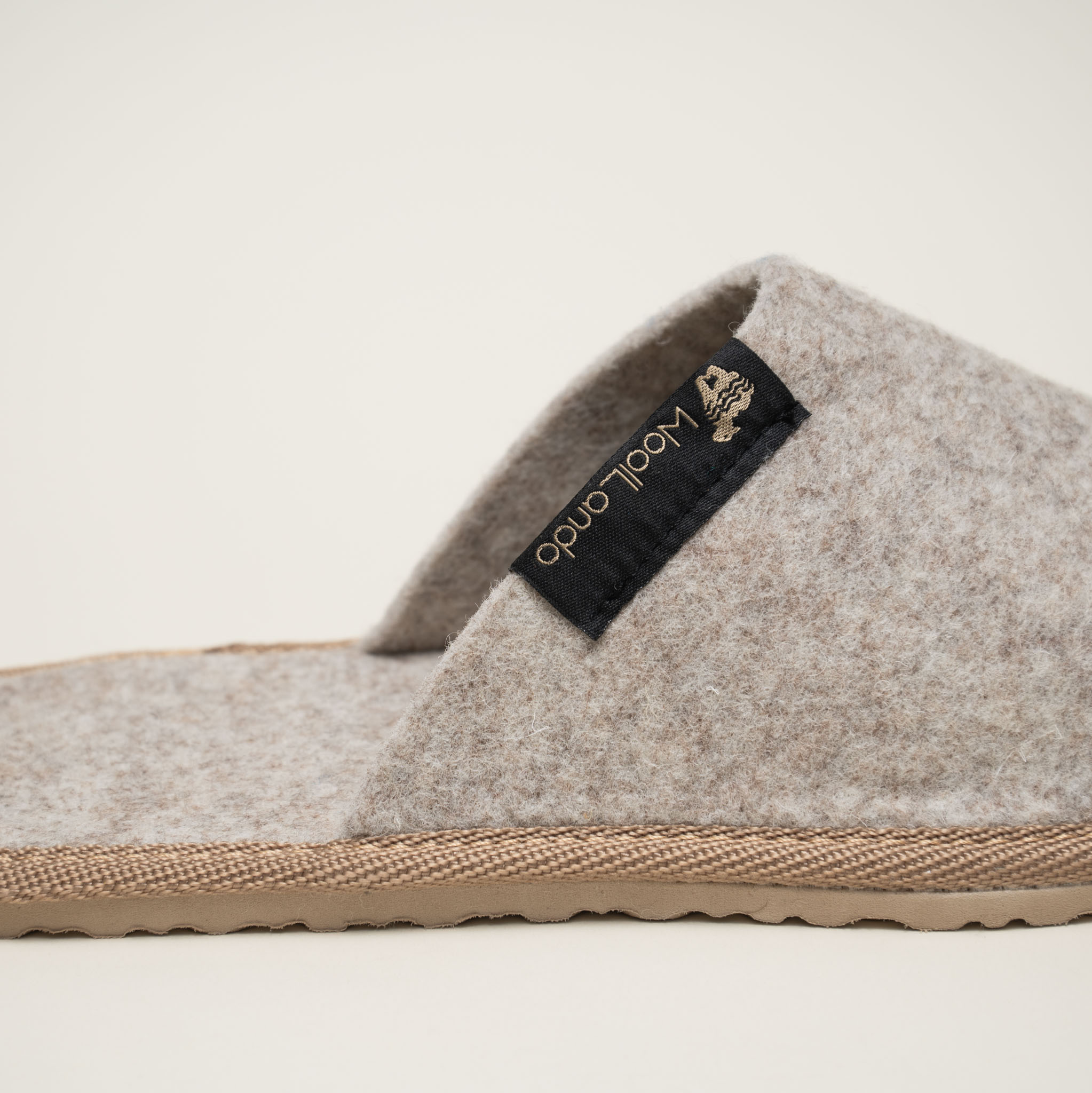 Woolland reljeefsed naturaalsest villast vilditud sussid BEIGE