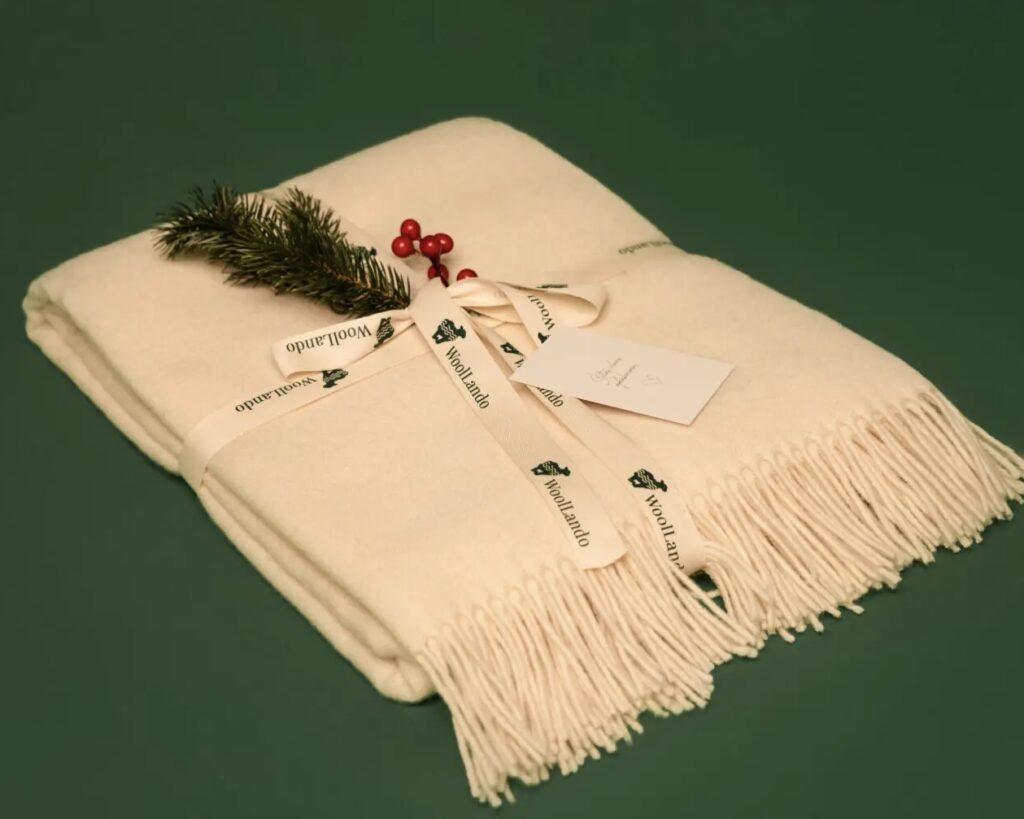 Woolland UUS-MEREMAA Luksuslik 100 % Villapleed MUSTRILINE HALL