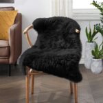 Looduslikult parkitud paks must meriino lambanahk 80×120 cm