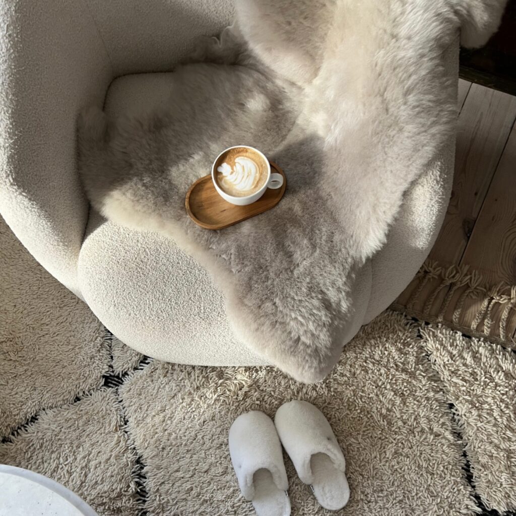 Looduslikult parkitud paks hall meriino lambanahk 80×120 cm