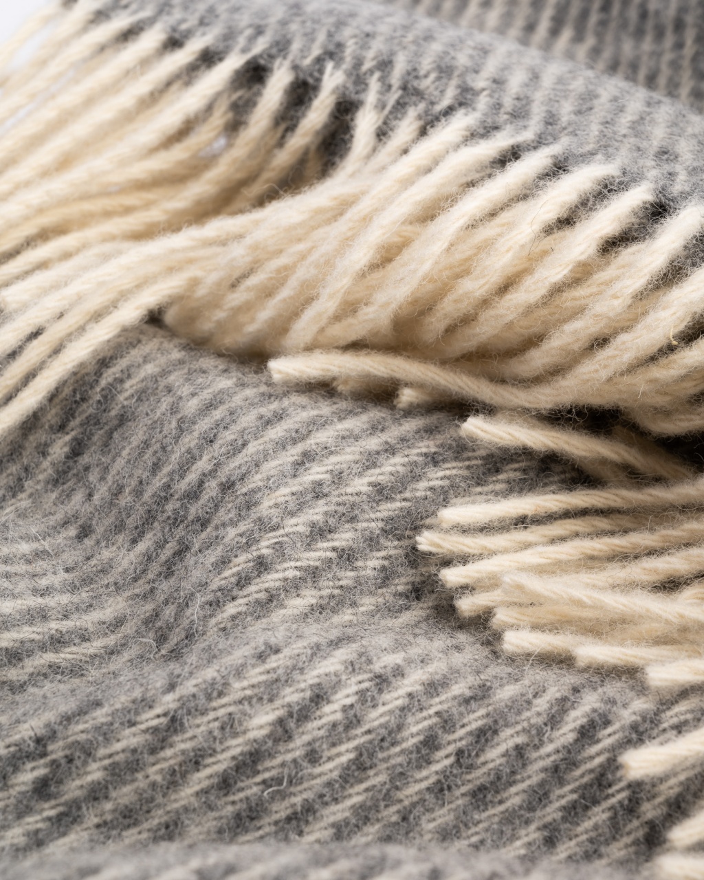 Woolland UUS-MEREMAA Luksuslik 100 % Villapleed MUSTRILINE HALL