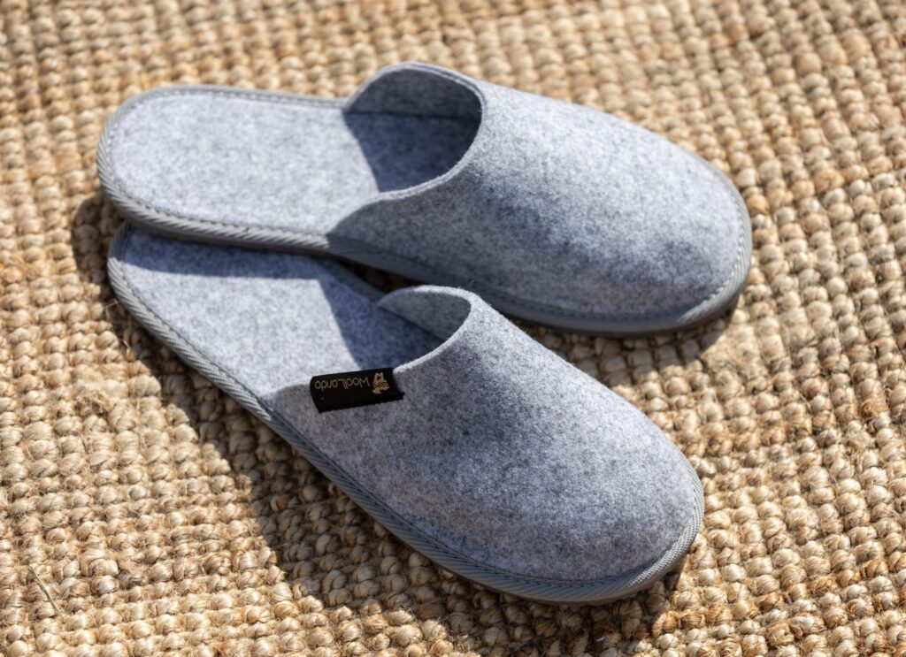 Woollando sissetõmmatavad vildist villased sussid VARI