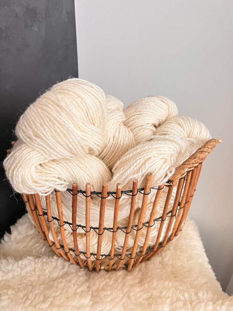 60% Siberi husky koervaill, 40% lambavill 1 kg – VALGE, WoolLando