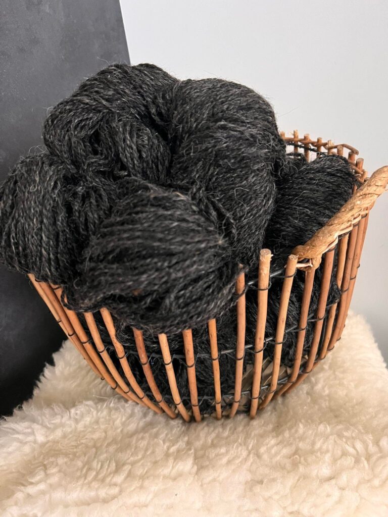 60% Siberi husky koervaill, 40% lambavill 1 kg – MUST, WoolLando