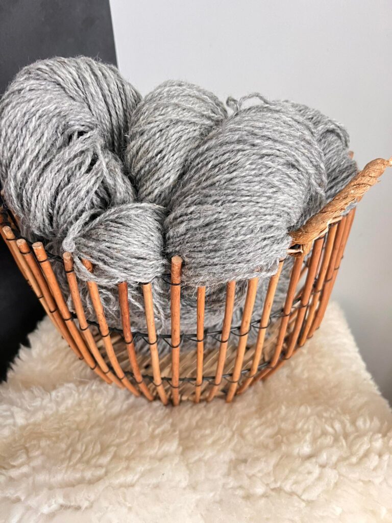 60% Siberi husky koervaill, 40% lambavill 1 kg – HALL, WoolLando