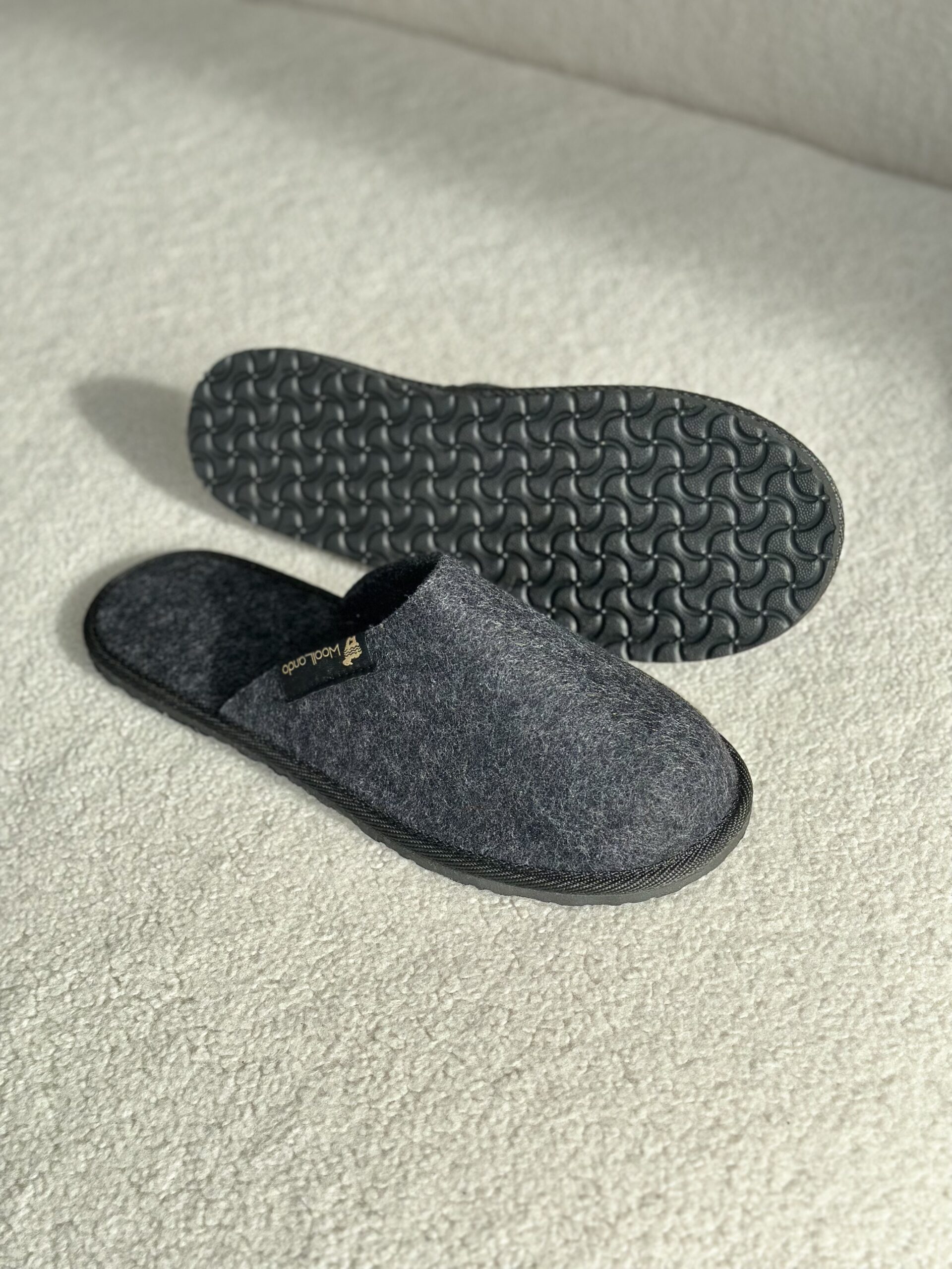Mustad vilditud sussid ANGLIS, WoolLando