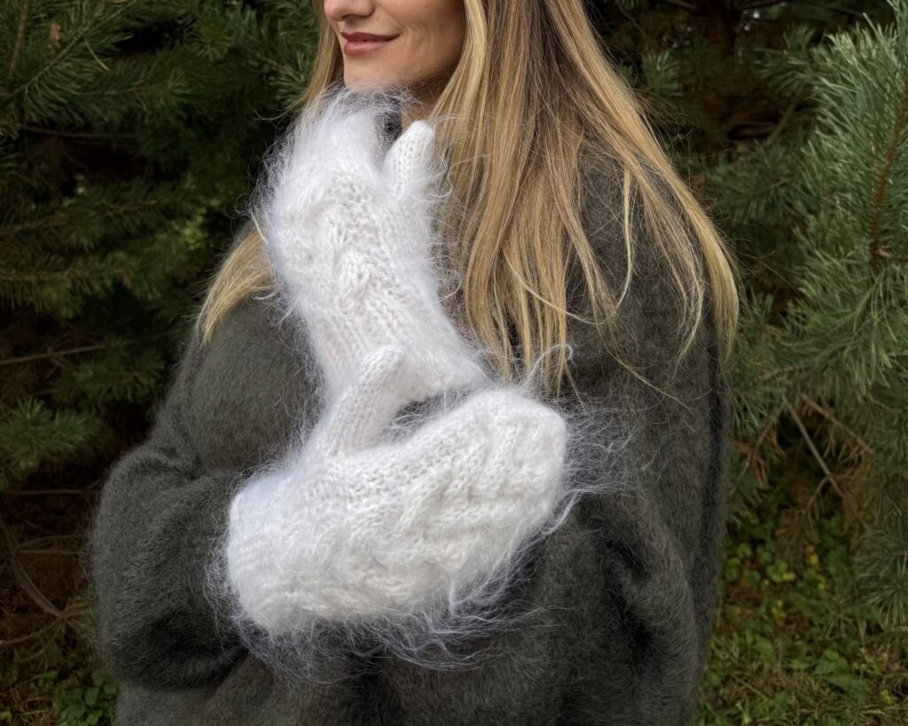 Naiste valged angoravillased labakindad 