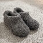 Merinovillased mustad kapsu stiilis kodujalatsid KAJUS, WoolLando
