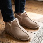Meeste pruunid looduslikust karusnahast pahkluusaapad NERO, WoolLando
