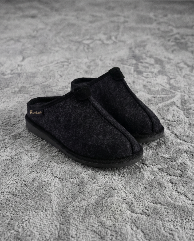 Meeste mustad vilditud sussid CARBON, WoolLando