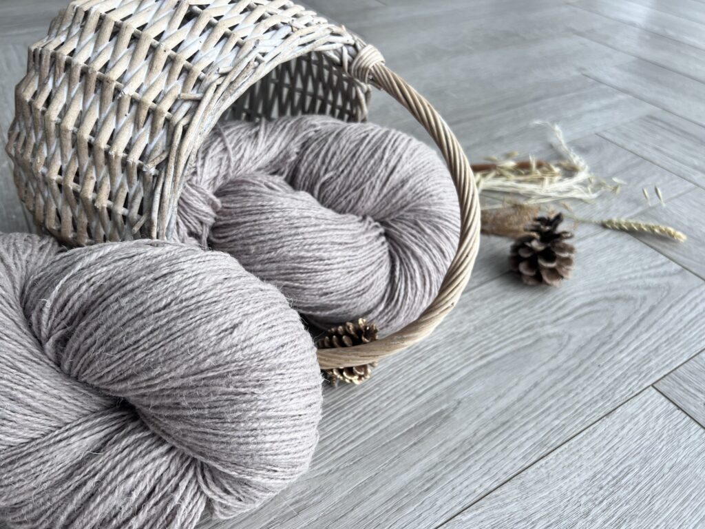 Lambavilla lõng 1 kg – PRUUNIKAS, WoolLando
