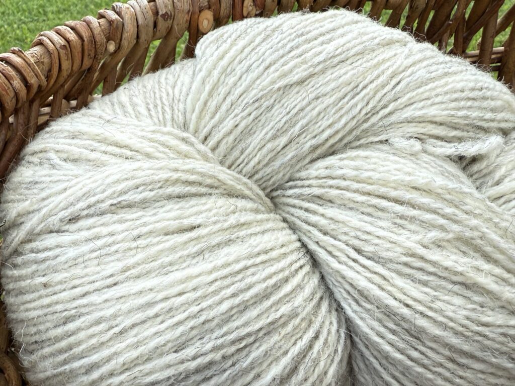 50% koera villa / 50% lambavilla lõng 1 kg – WHITE MELANGE, WoolLando