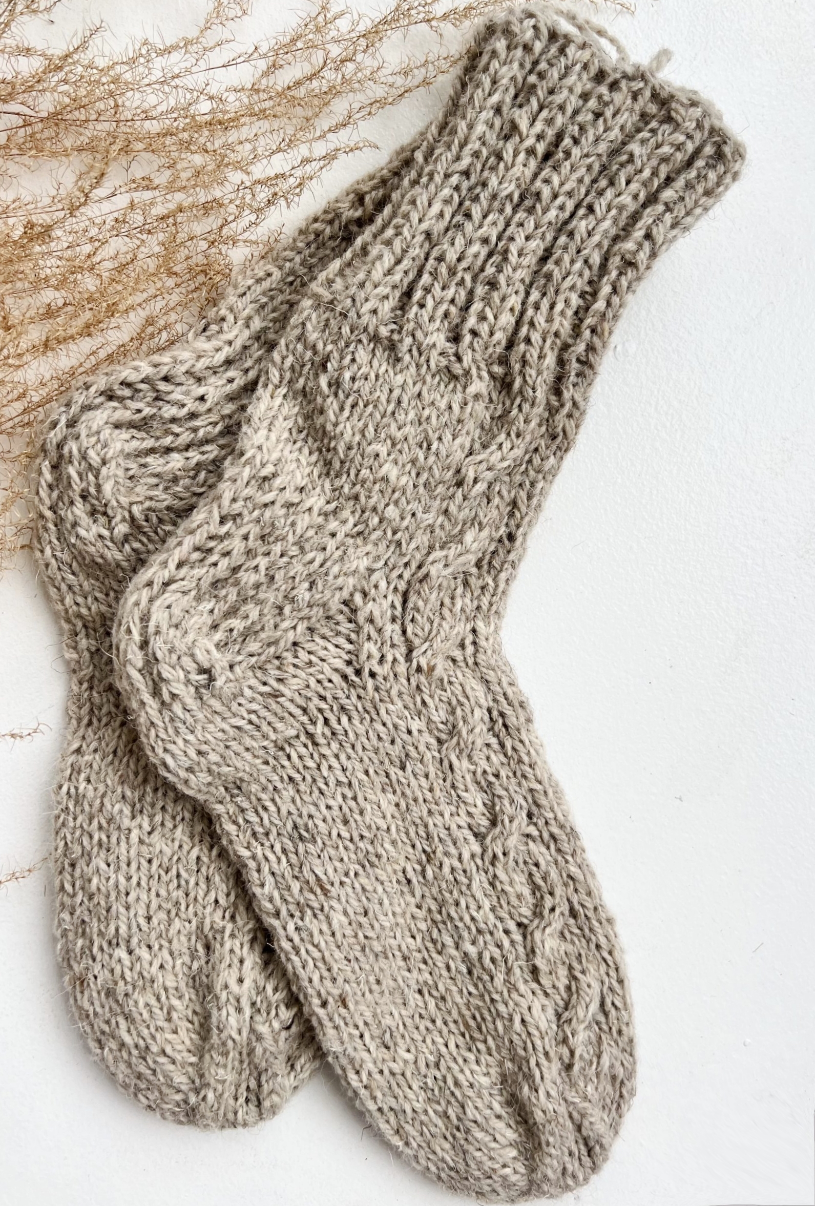 Käsitöö lamba–koeravilla kreemjad sokid, WoolLando