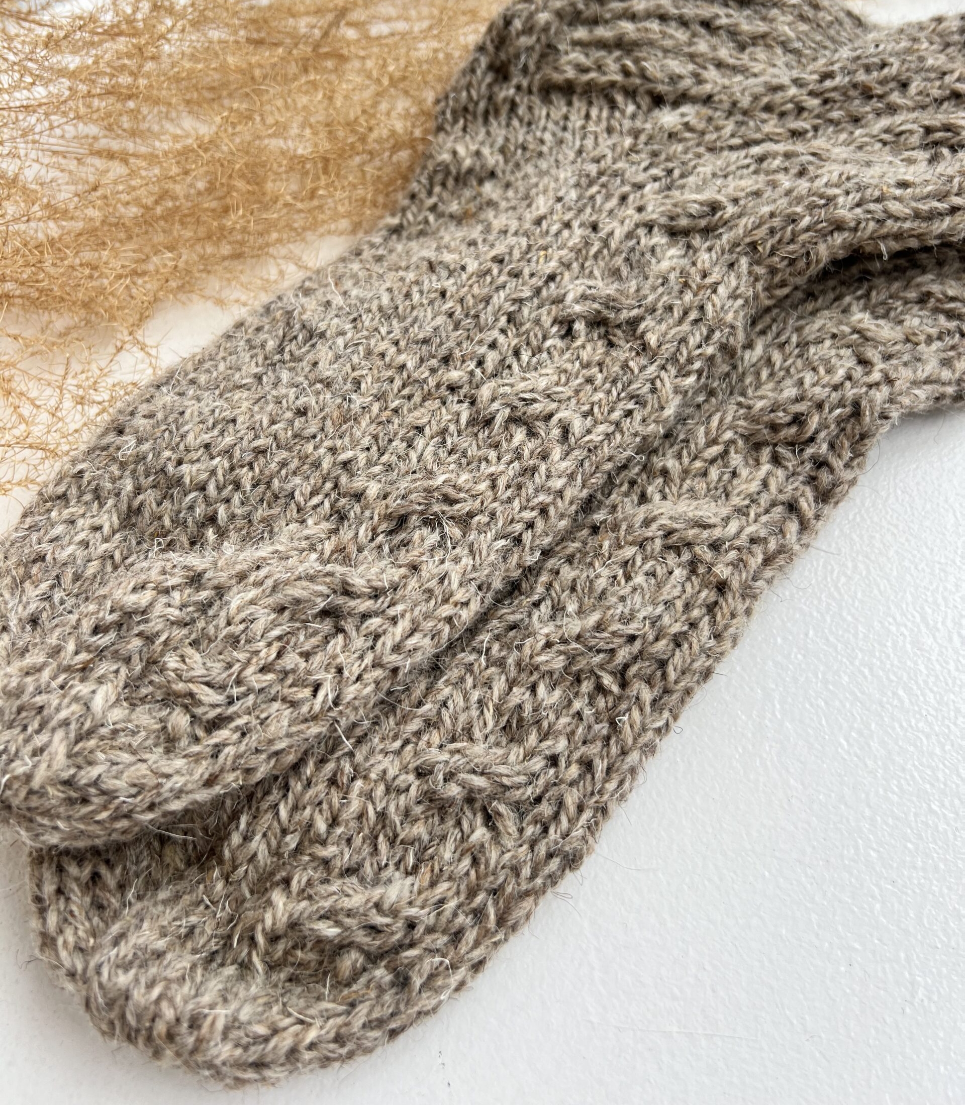 Käsitöö lamba–koeravilla pruunid sokid, WoolLando