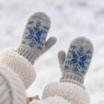 Lasten villased labakäpikud BLUE SNOWFLAKES, WoolLando